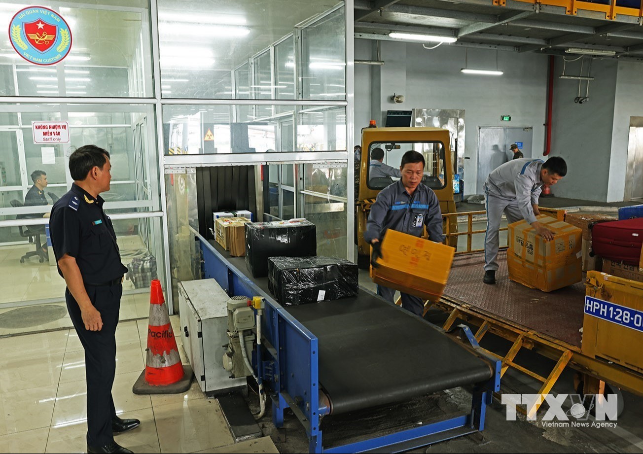 Kiểm tra hành lý khách nhập cảnh bằng máy soi chuyên dụng tại Cảng hàng không sân bay Cát Bi, thành phố Hải Phòng. (Ảnh: Vũ Sinh/TTXVN)